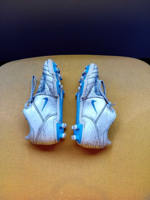 Chuteiras Nike, tamanho 32, em bom estado.