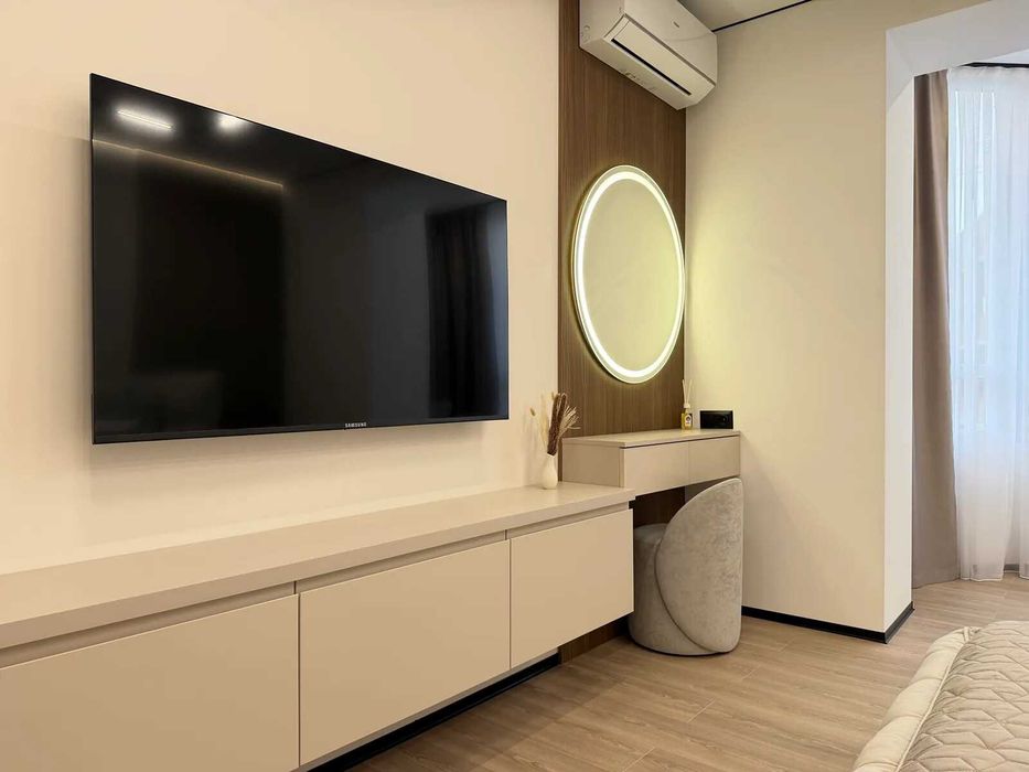 Стильна трикімнатна біля міського озера