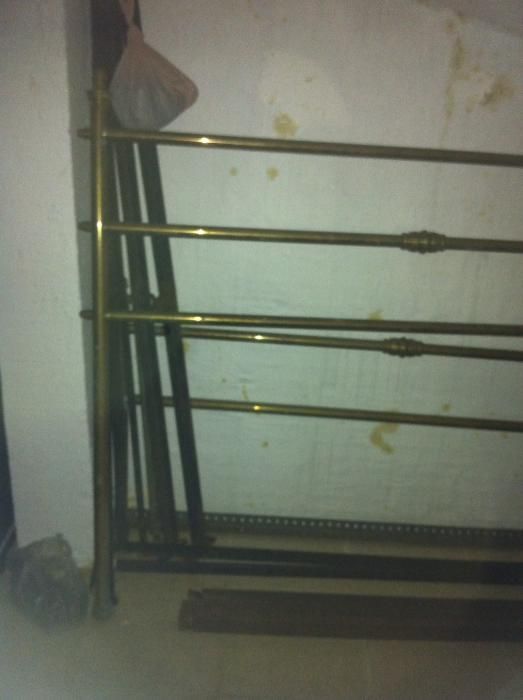 Cama de Casal Antiga + varão p/cortinado em Latão