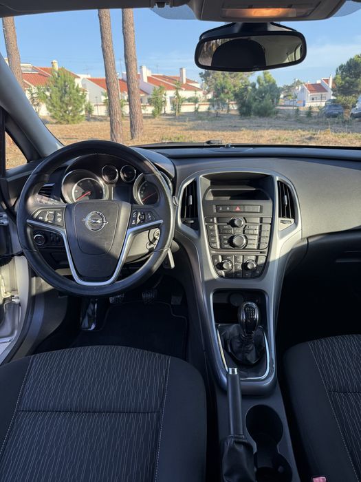 Opel Astra J Sports Tourer 1.7 CDTi — photo 4