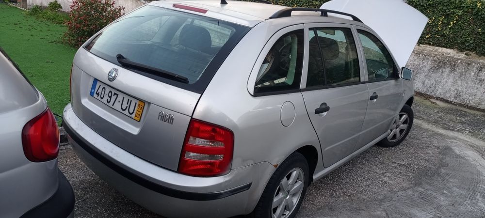 Estou vendendo um Skoda Fabia em excelente estado.