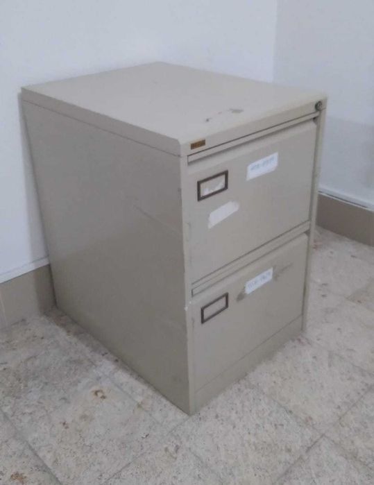 Arquivo metálico com gavetas