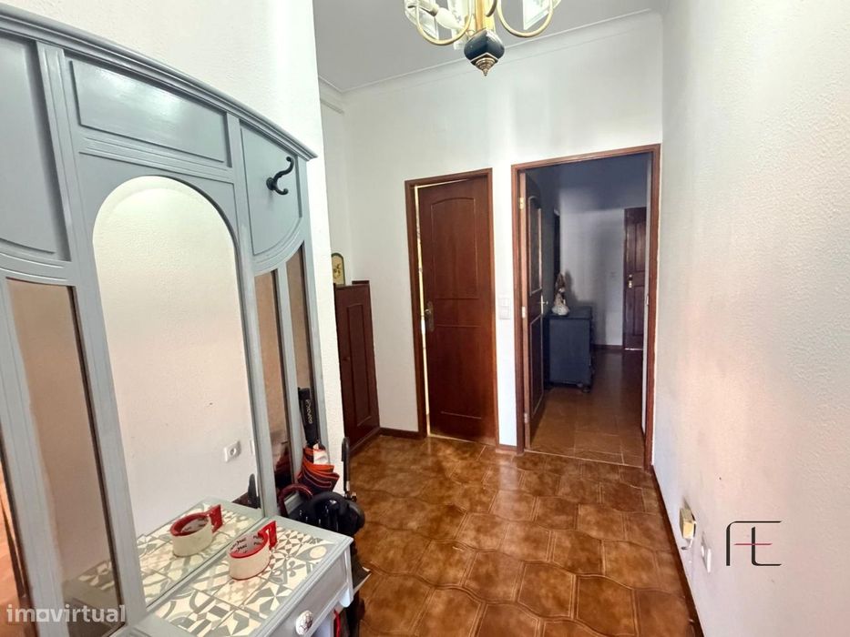 Apartamento T3 com duas varandas, elevador e garagem em Fânzeres