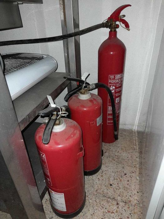 Recheio de garagem - bancadas, mesas e cadeiras de restauração, expositores, calçado, extintores e mais