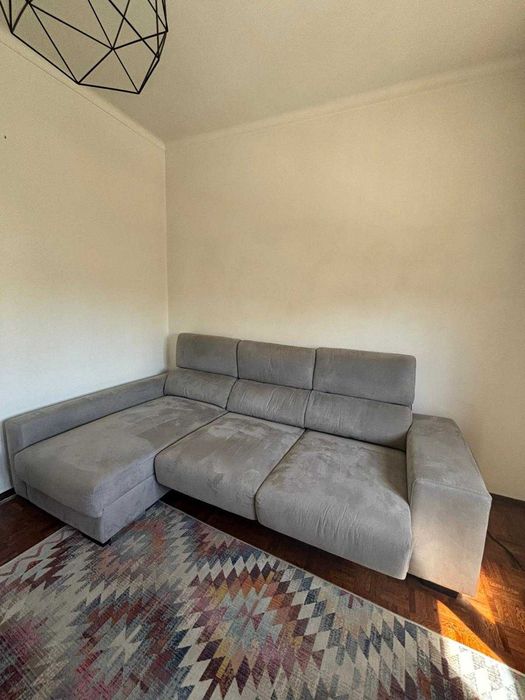 Sofá cinza com chaise longue