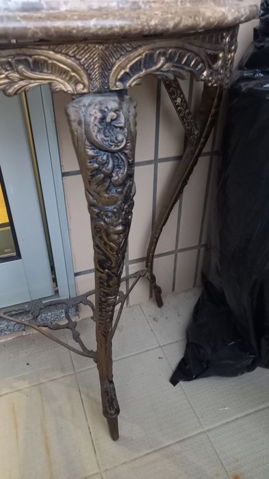 Mesa e espelho em latão