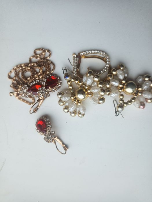 Бижутерия, комплектами.