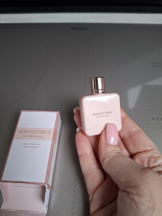Damskie EDP  Givenchy Irresistible Rose Velvet 8ml  nowa miniaturka