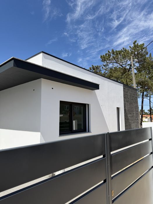 Moradia isolada terrea com piscina