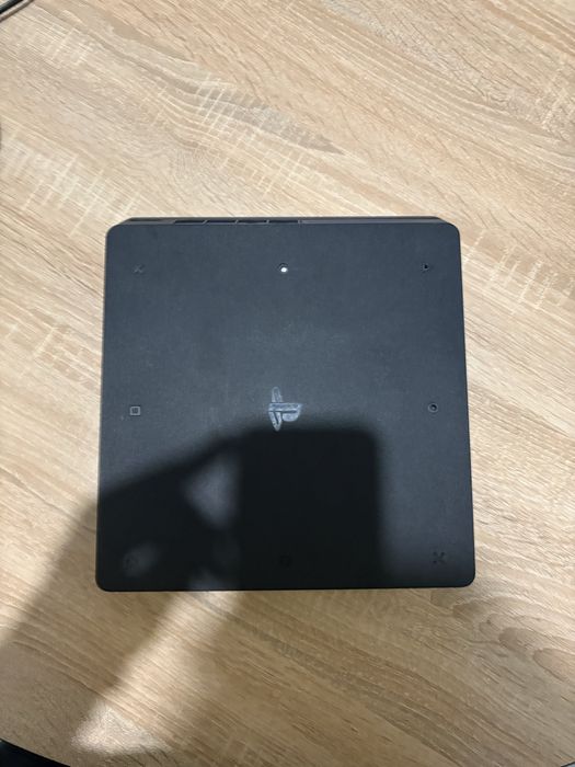 Продам playstation 4 slim пристуній торг