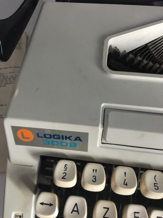 Máquina de escrever LOGIKA 3002