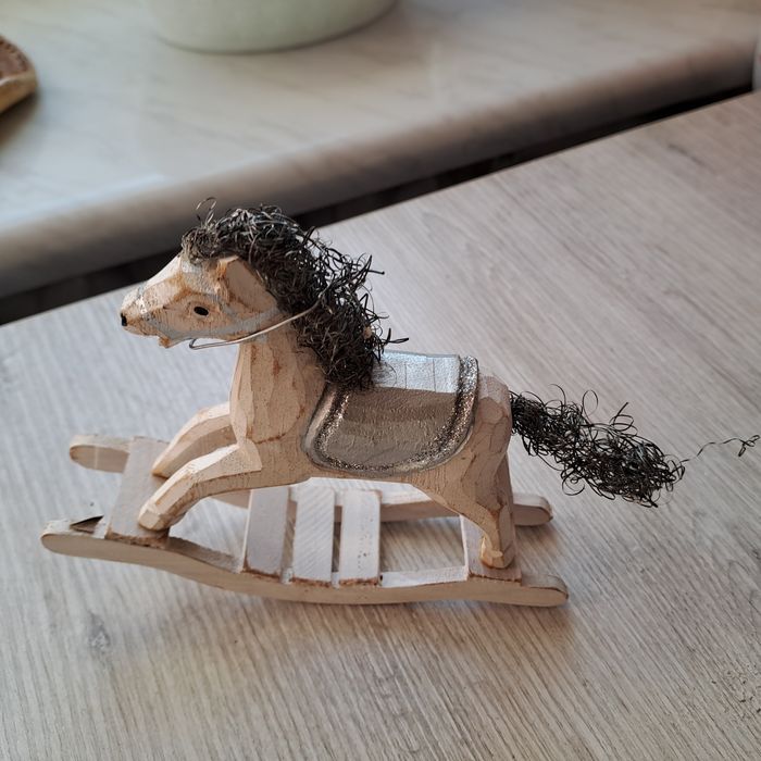 Drewniany konik na biegunach zabwka.