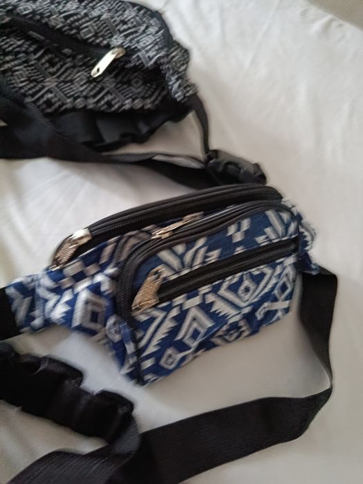 Varias bolsas de cintura  estilo tribal