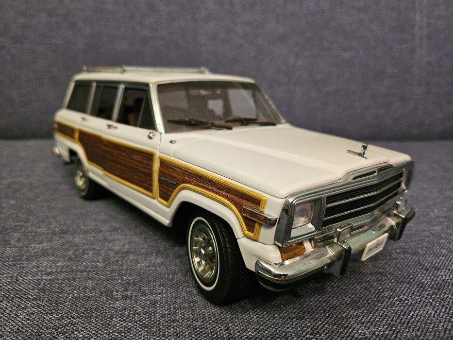 Model Jeep Grand Wagoneer 1/18 Autoart