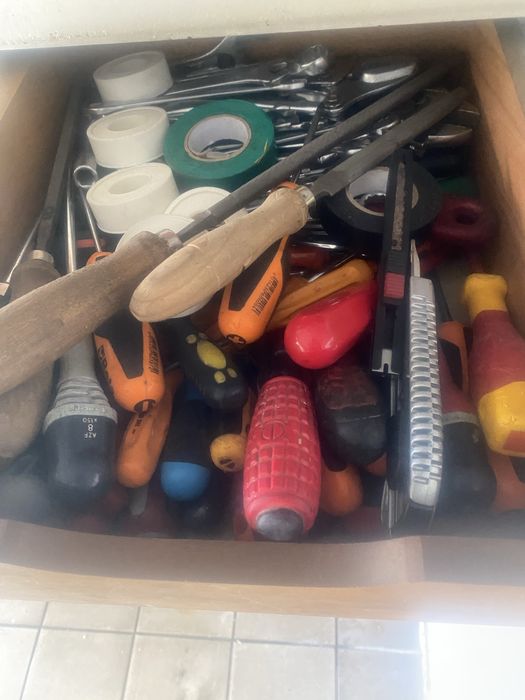 Ferramentas novas e mala com jogos de chaves e pontas