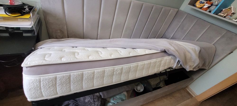 lozko z pojemnikiem i materacem