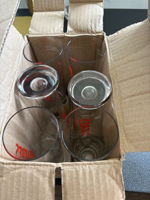 Varios copos de cerveja