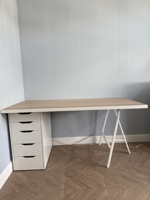 Biurko i fotel biurowy z Ikea.