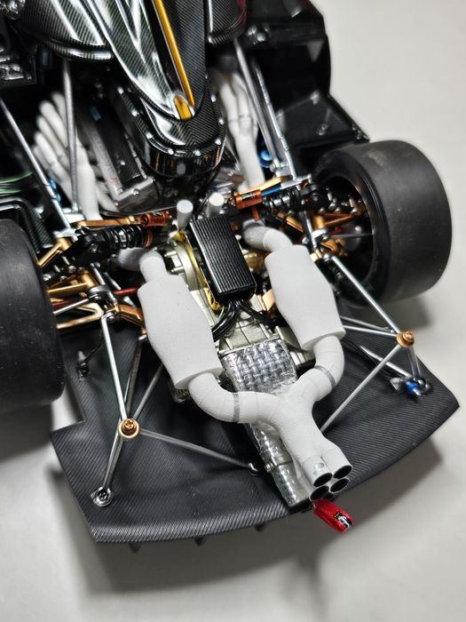 LCD Pagani Huayra R 1/18