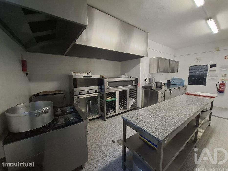 Loja / Estabelecimento Comercial em Vila Real de 300,00 m2