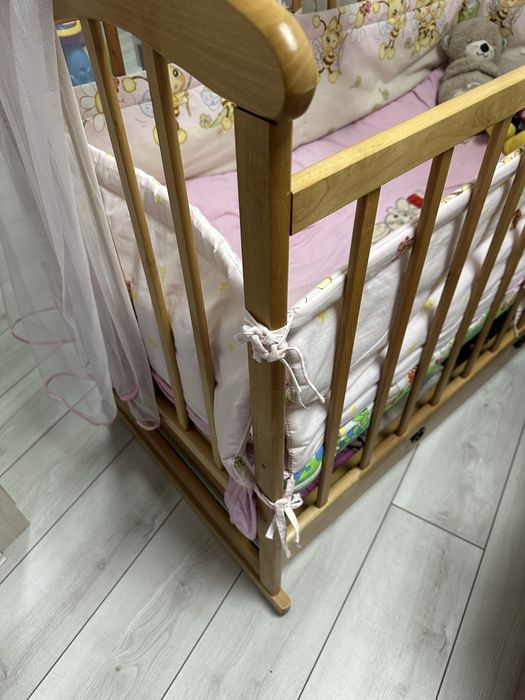 Дерев’яне дитяче ліжечко