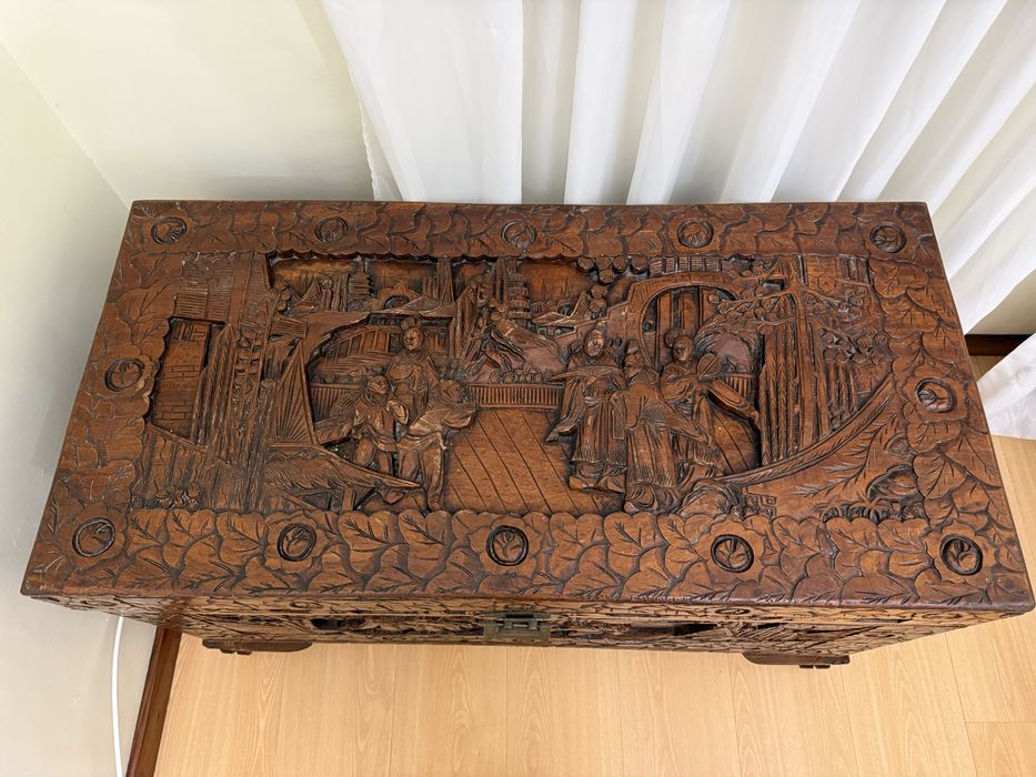 Baú artesanal em madeira maciça com desenhos japoneses da década de 1970