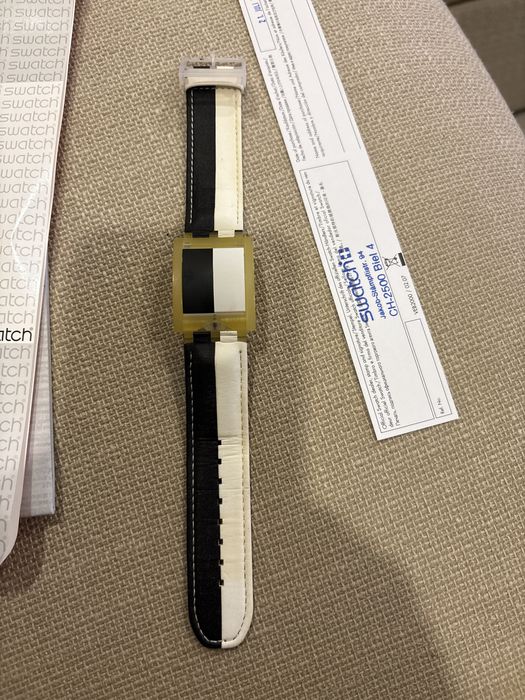 Swatch, modelo "Turn Over" (SUFB100).