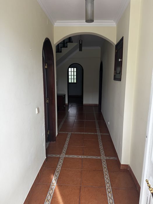 Arrenda se V5 com quintal