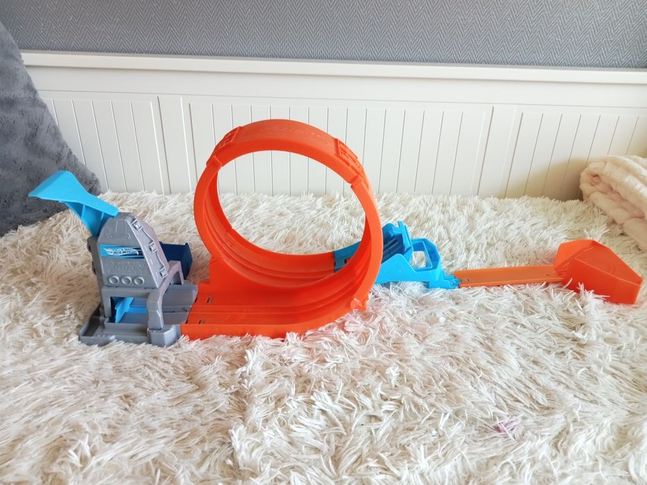 Hot wheels loop stunt