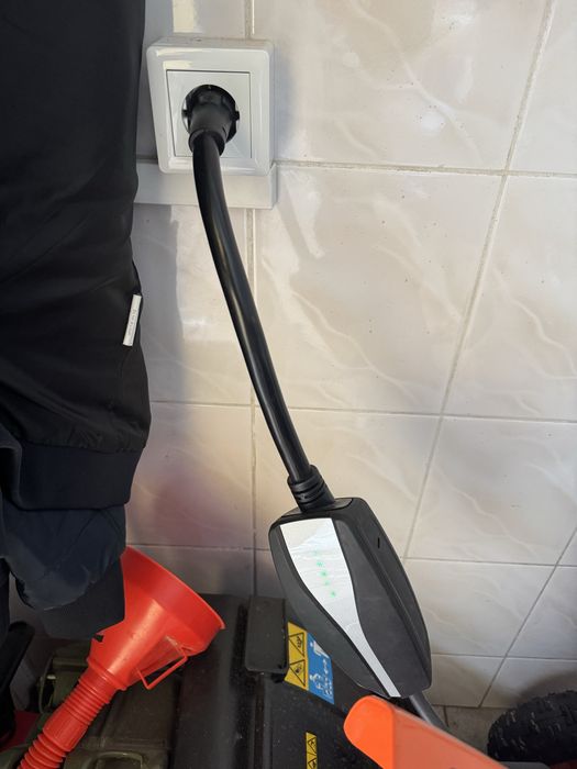 Продам власну машину Tesla Model 3