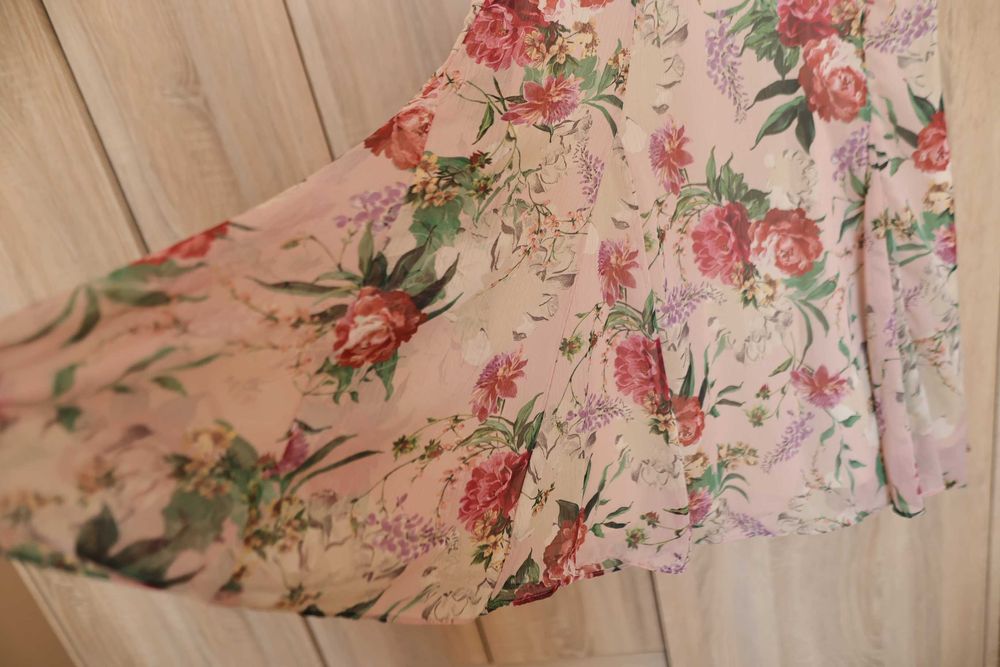 Zwiewna sukienka letnia w kwiaty reserved M/L