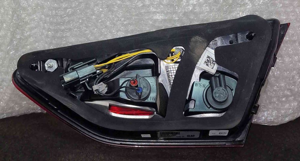 Farolim da Mala Esquerdo OPEL INSIGNIA B Grand Sport (Z18) ano 2018