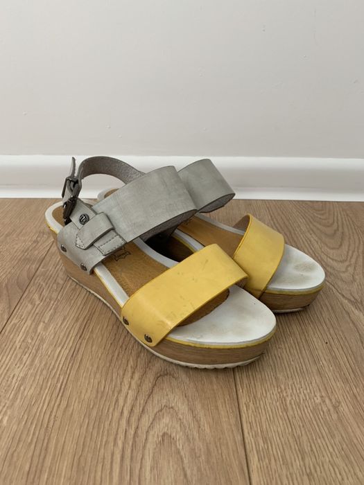 Buty na koturnie Monnari srebro żółte sandały