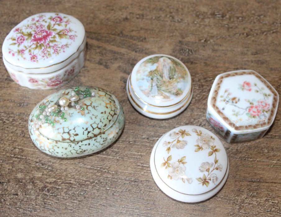 Várias caixas de porcelana