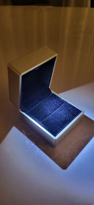 Футляр для кільця шкіряний з LED-підсвіткою 56×56×48 мм, подарункова коробочка для прикрас