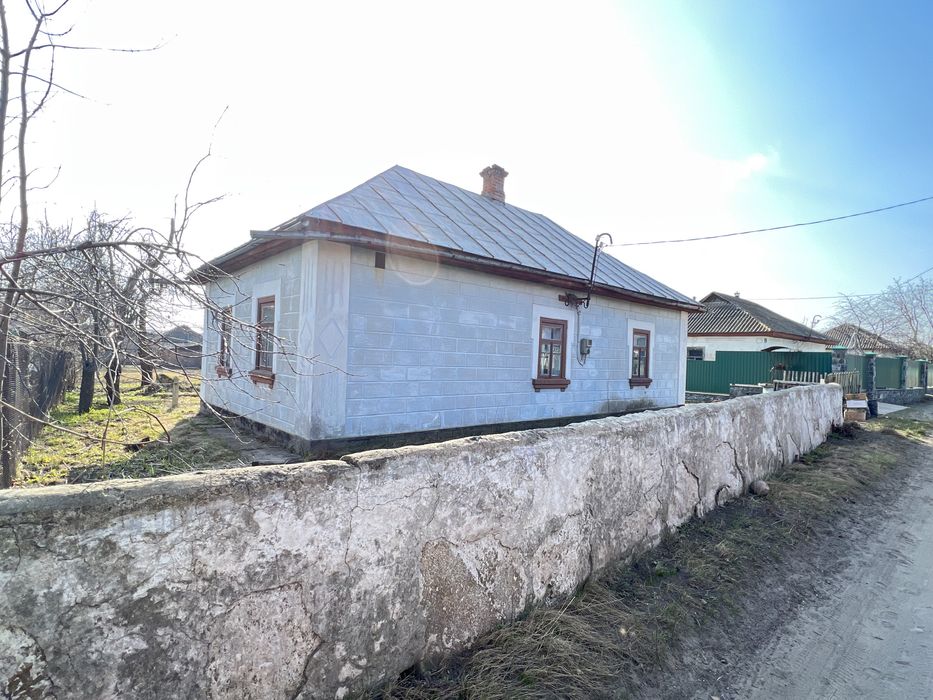 Будинок поруч з річкою