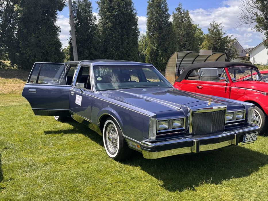 Niebieski Lincoln Town Car 5.0 V8 1984