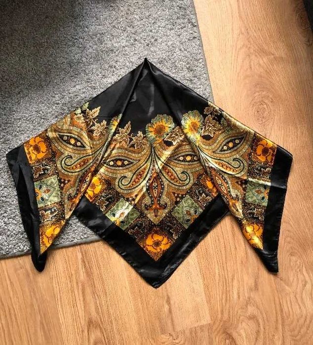 Apaszka retro vintage 89x89 czarno-złota chusta paisley elegancka