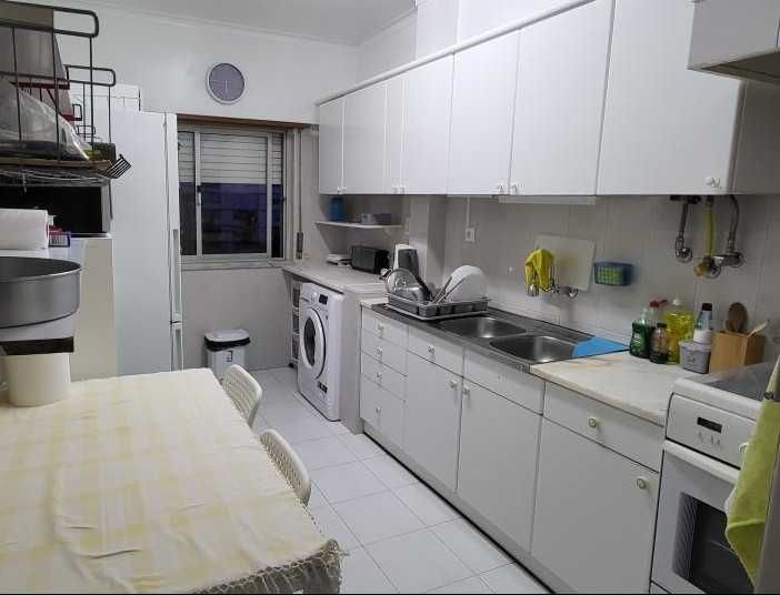 Quarto individual ou duplo Oeiras para estudantes, bem localizado, muita luz, ambiente sossegado