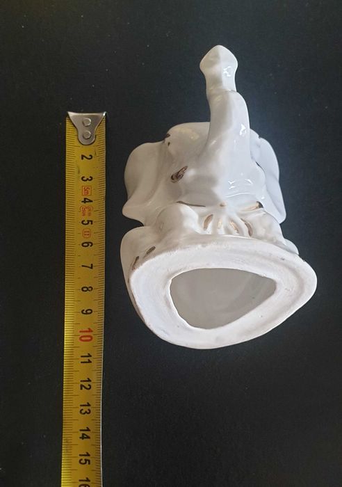Stary porcelanowy słoń