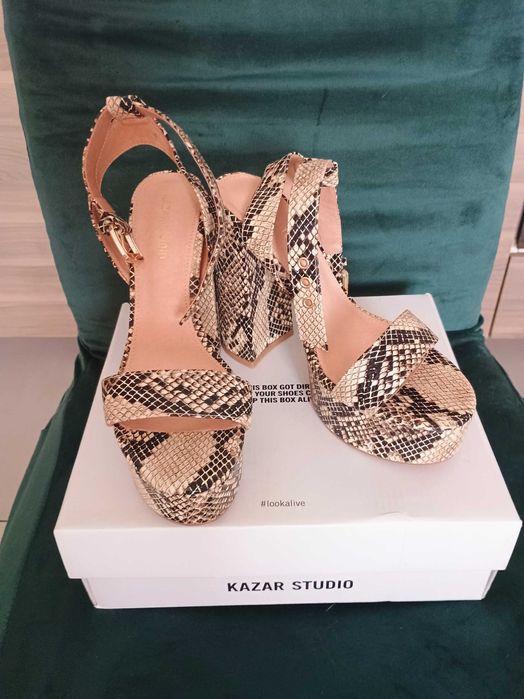 Sandały na koturnie Kazar