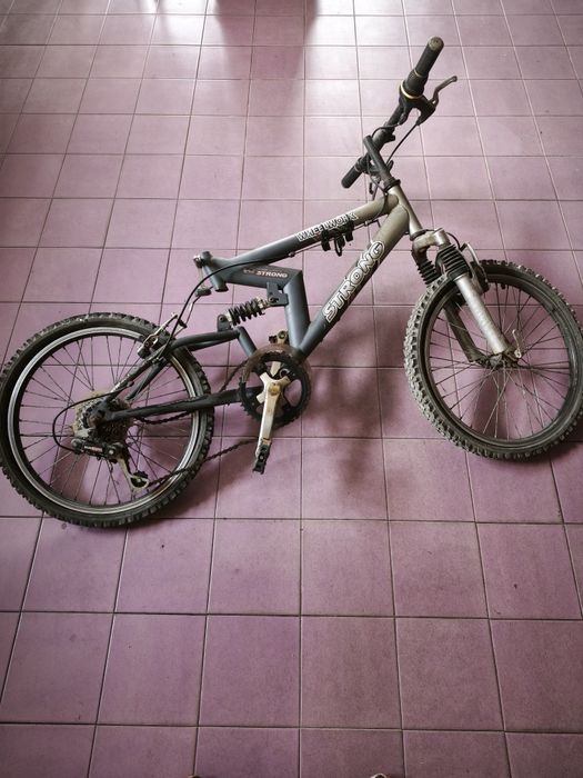 Bicicleta usada sem selim