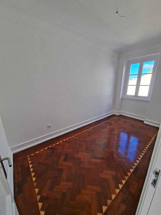 Aluga-se Apartamento T2 no Centro de Lisboa Junto à Praça Marquês de Pombal