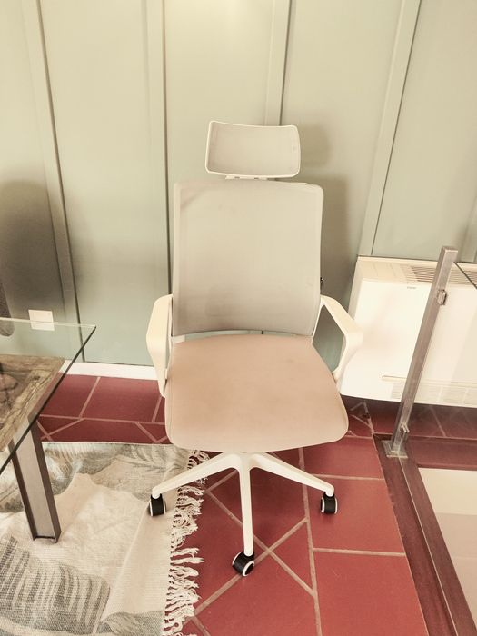 Cadeira ergonómica branca com apoio de cabeça