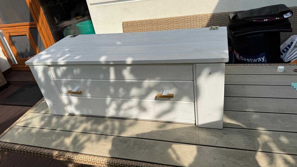 dębowy regał ze skrzynią