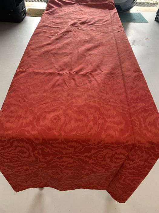 Peça em tecido encarnado