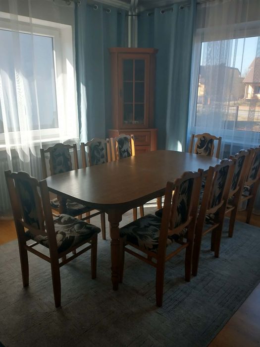 Drewniane stół i krzesła