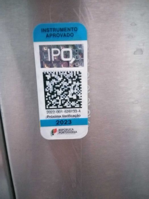 Balança , mesa de ferro antiga, serrote talho e painel publicitário