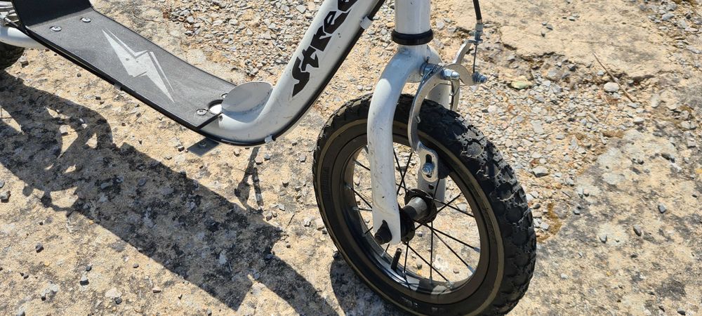 TROTINETE com pneus insufláveis, travões, descanso e outras maravilhas