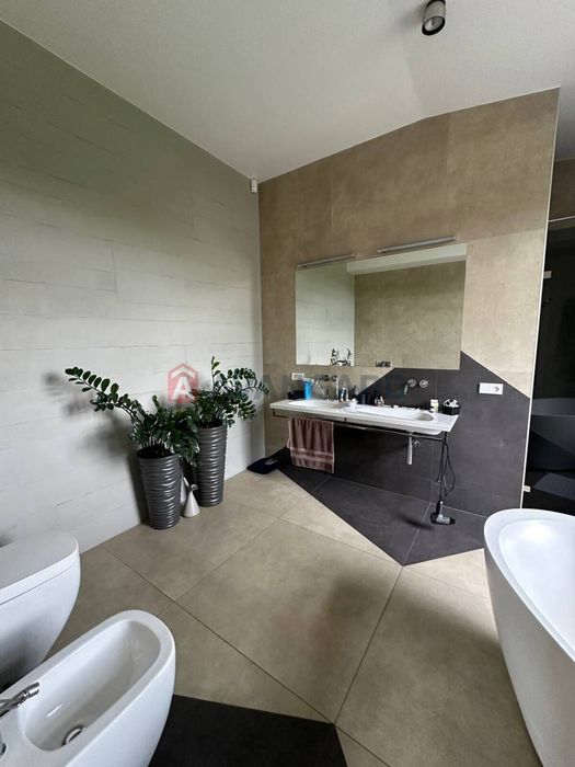 Сучасний маєток у Волоському- простір, комфорт і повна автономія!